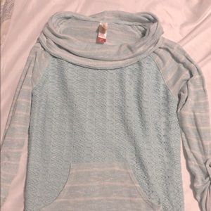 Light blue turtle neck long sleeved shirt with pockets size large.